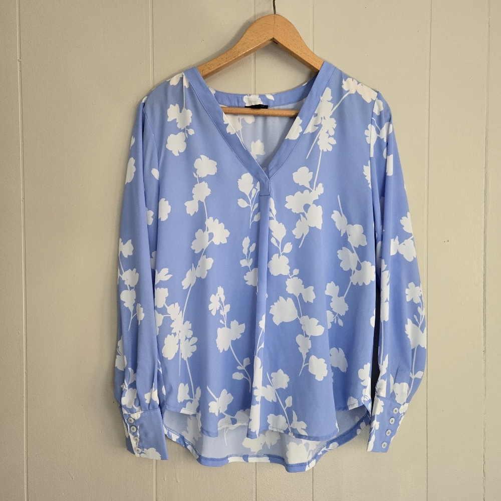 3/$15 Ann Taylor Floral Flower Print Blouse Top Blue White Lightweight V-neck S